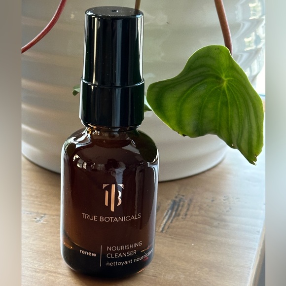 New in box, 1 oz cleanser. Renew blend by True Botanicals. gentle and natural - Picture 3 of 7